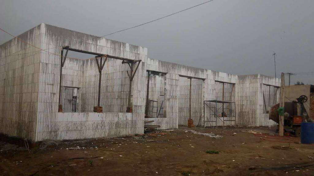 表哥在老家用泡沫建房子,围观村民都看笑了,听他说完才知道错了