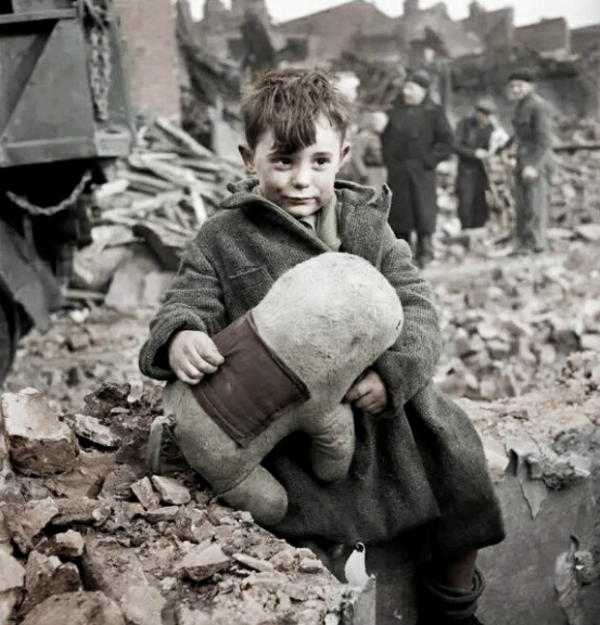 二战珍贵老照片:集中营囚犯哭泣,废墟上无家可归的男孩让人心碎