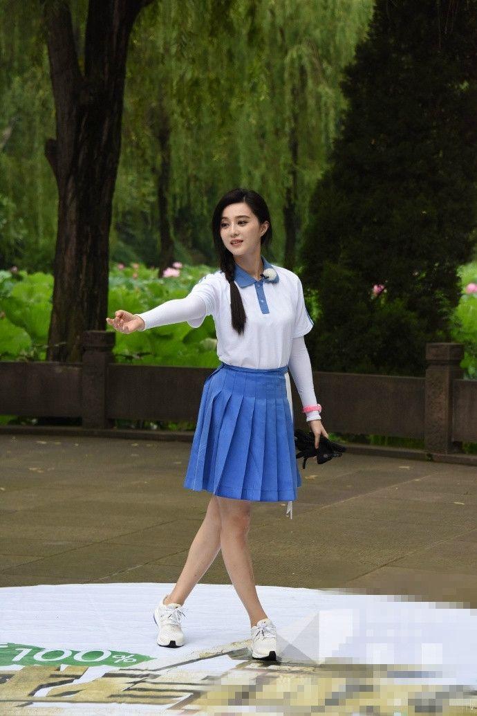 范冰冰身穿波点衬衫出演学生妹,无奈被齐刘海给坑了