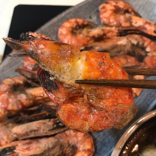 做法步骤: 第5步,在虾子上撒上黑胡椒粉或黑胡椒碎粒,放入烤箱中