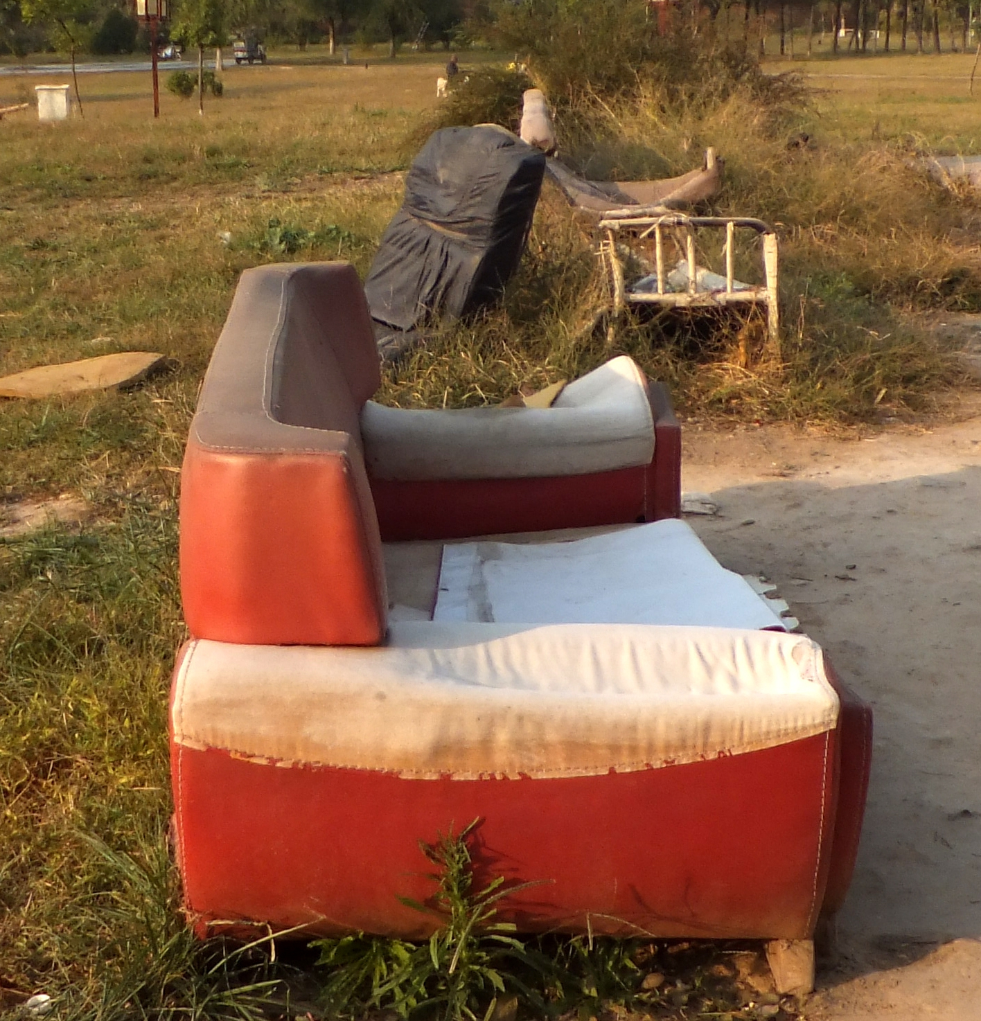 被丢弃的旧沙发与床垫,成了城市街头的尴尬和无奈