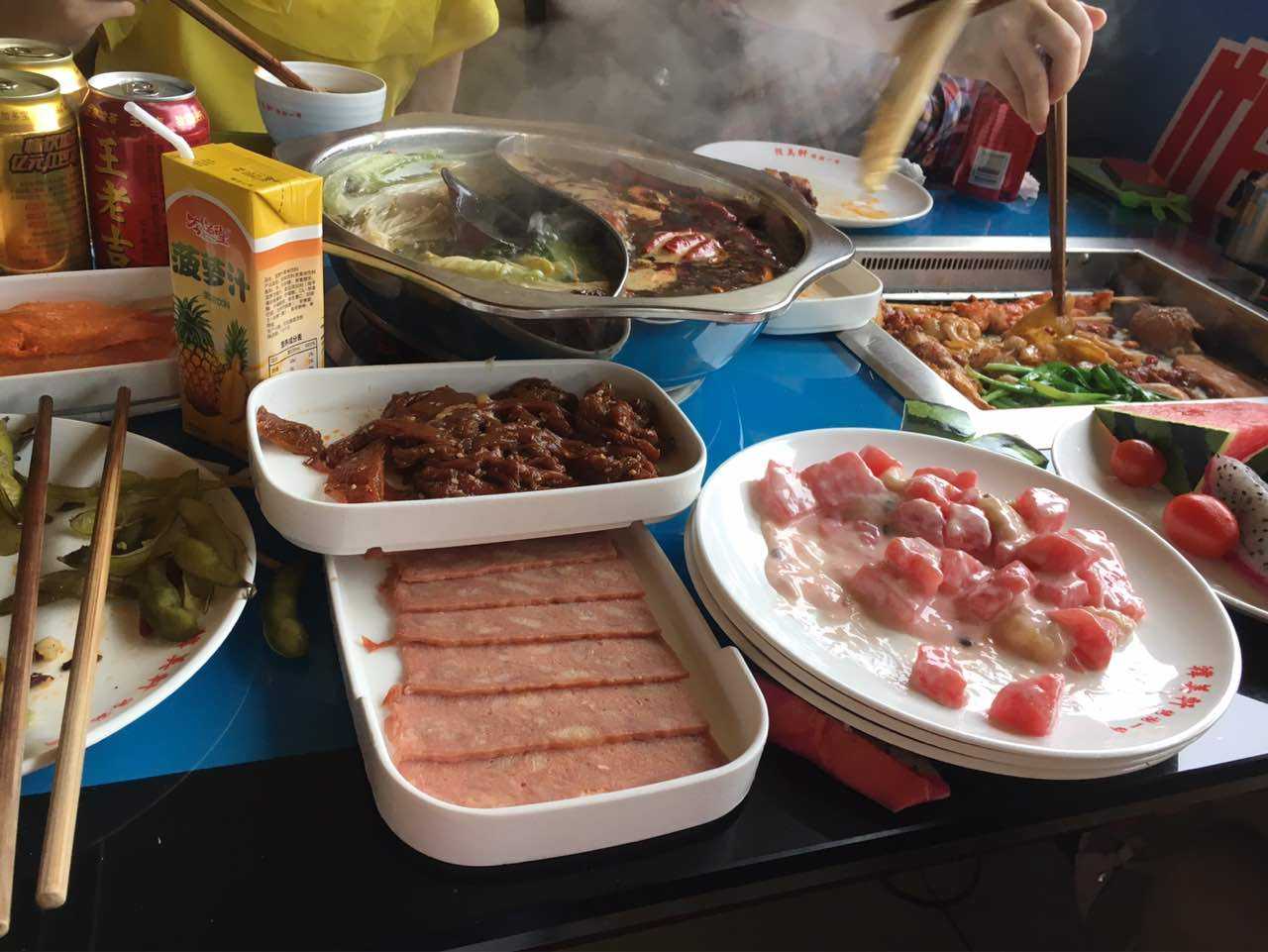 25元的火锅烤肉自助餐,结账时却多收了18元,老板的解释让人无语