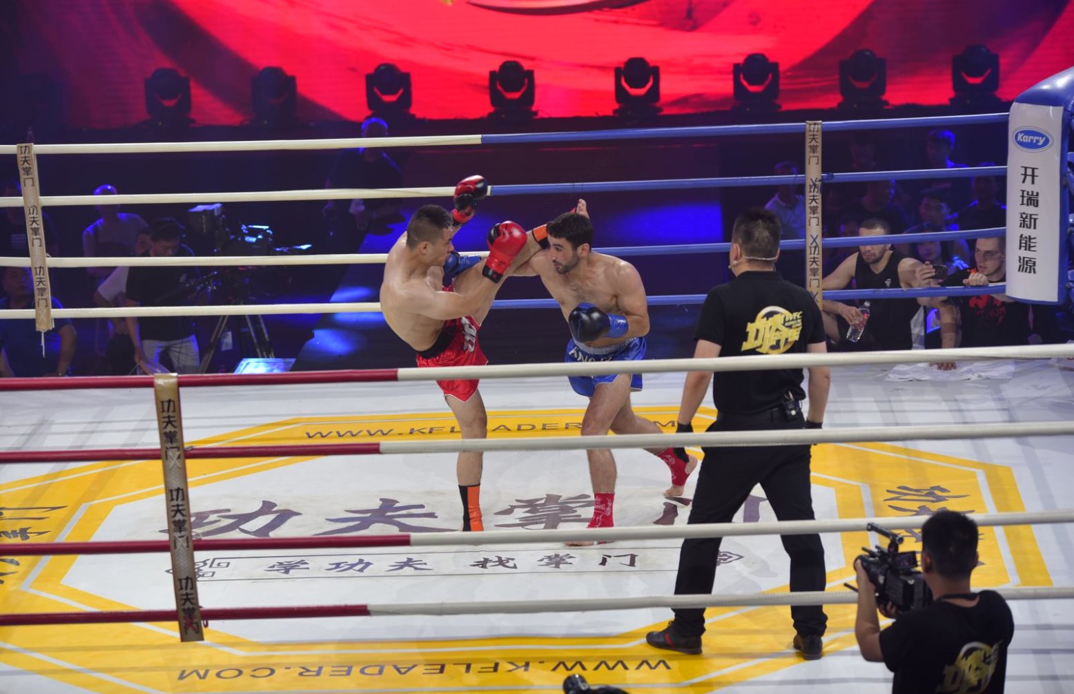 李迎港41秒ko夺冠,"大满贯"孔洪星参加《功夫王中王》明星赛
