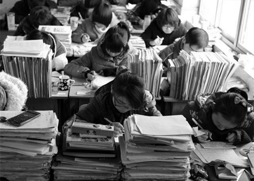 图为80后高中上课的场景,记忆中桌子上的课本比人都高.