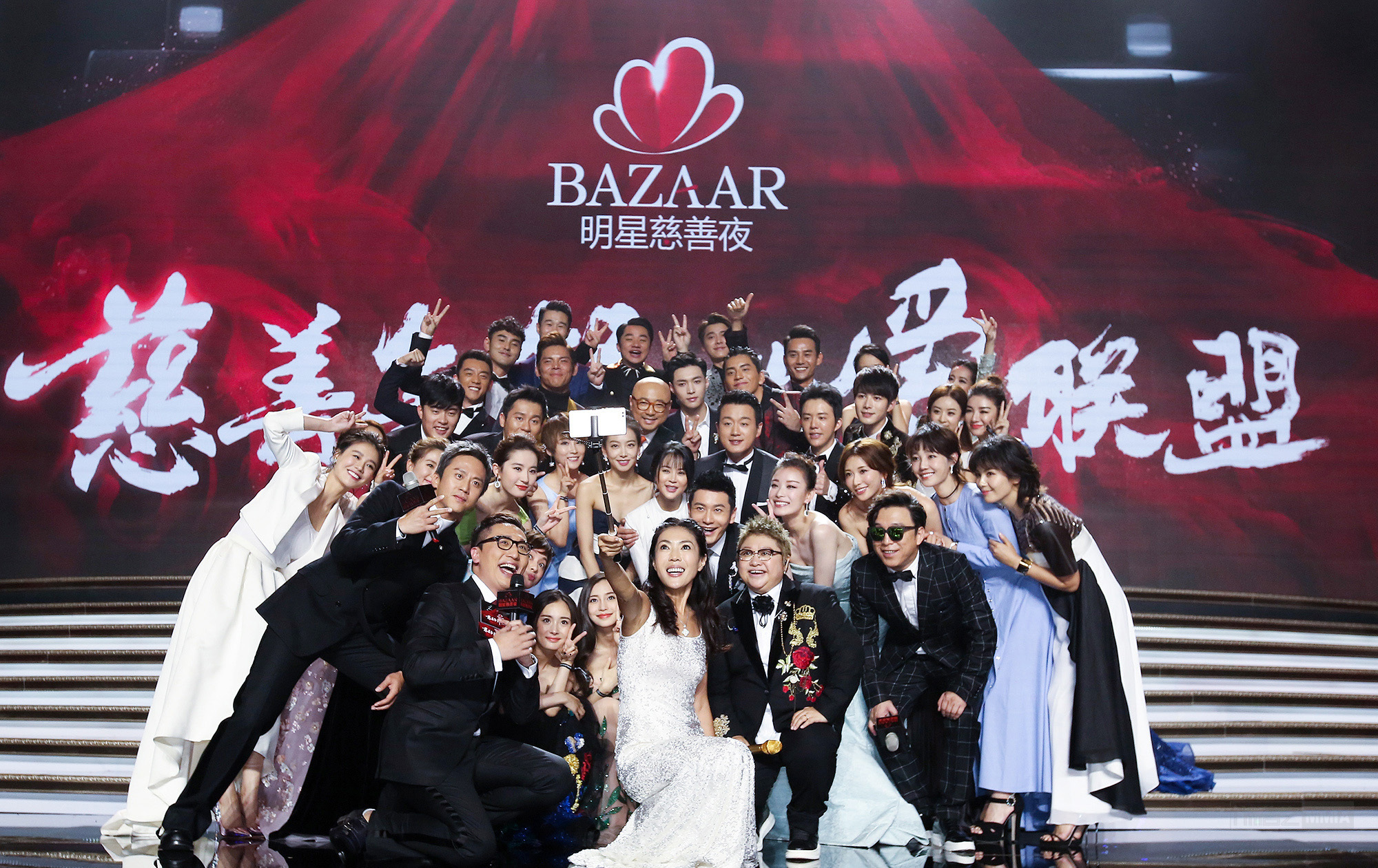 芭莎慈善夜明星无修图照片曝光,关晓彤美成仙女,雷佳音的头亮了