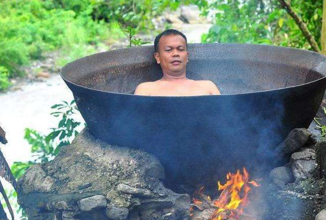菲律宾最奇葩的洗澡方式,用大铁锅"煮"自己,还往锅里放香叶