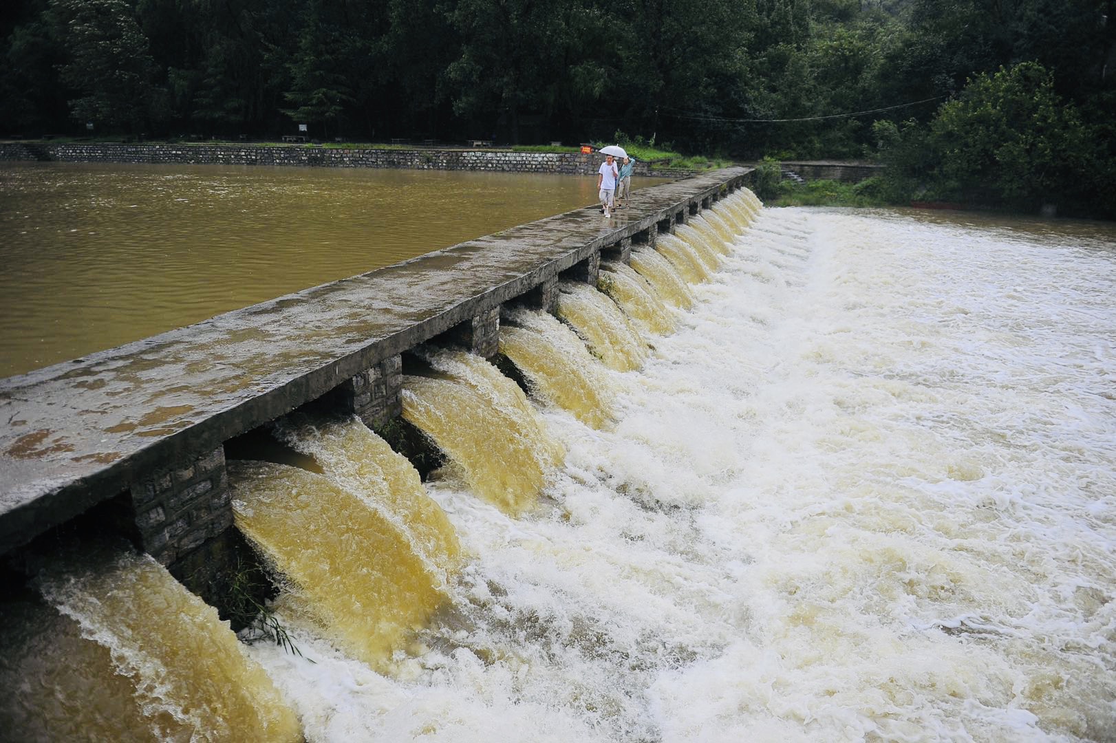 呼啸而下!雨后南山河流水量大涨形成瀑布,引市民围观