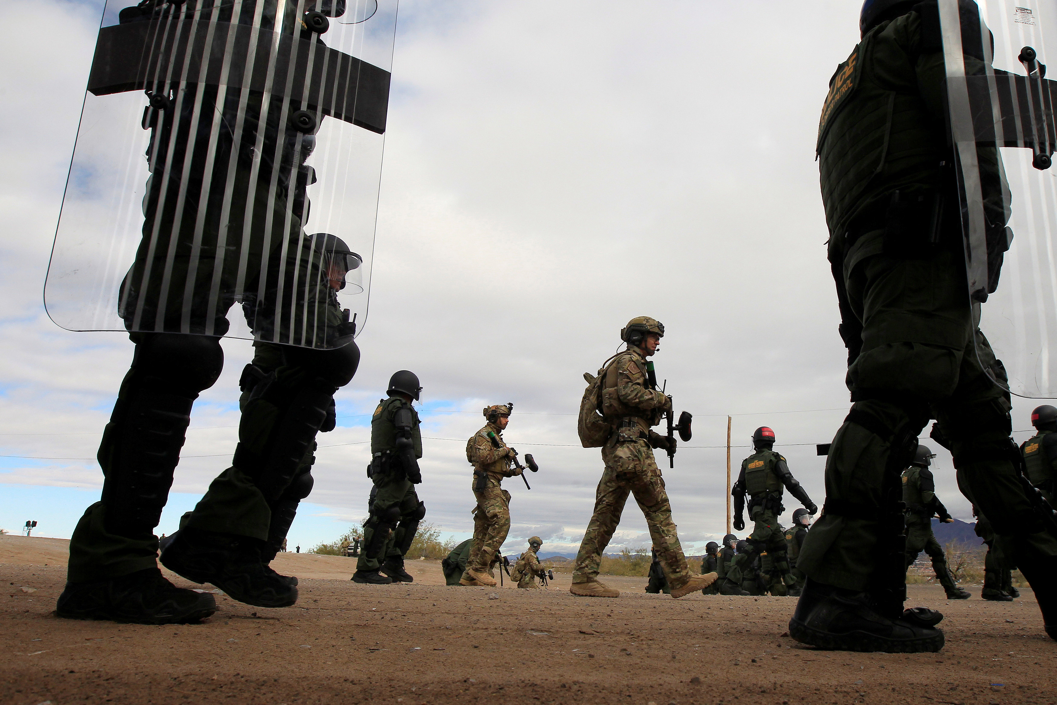 美国土安全部寻求延长美墨边境美军驻扎时间(9)