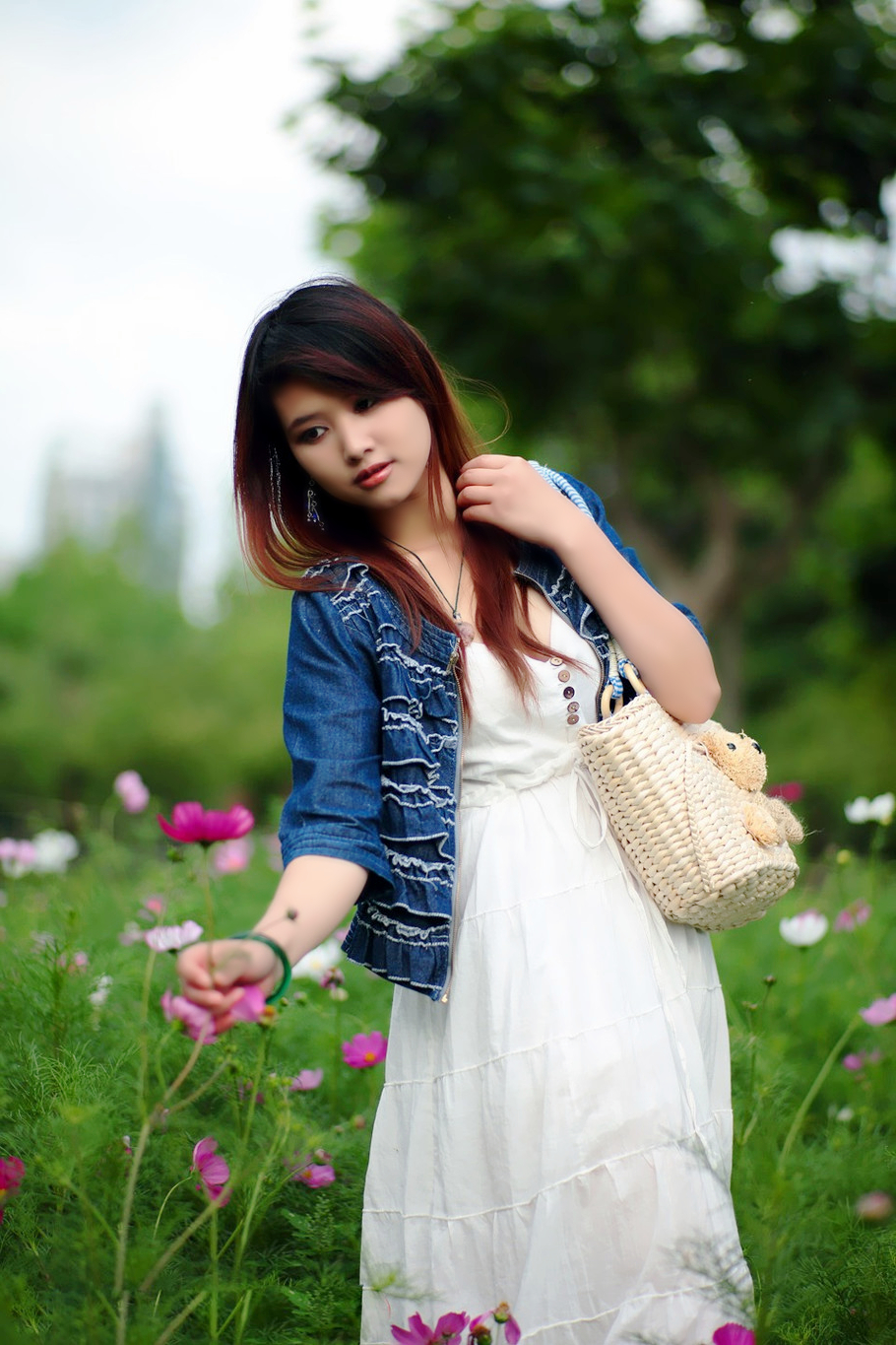 人像摄影(花丛边的清新可爱小姑娘)