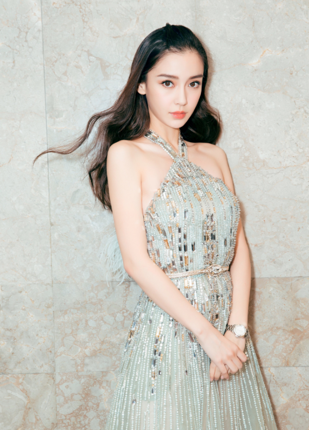 杨颖:身穿蓝色深v纱裙女人味十足,大秀事业线诱惑力