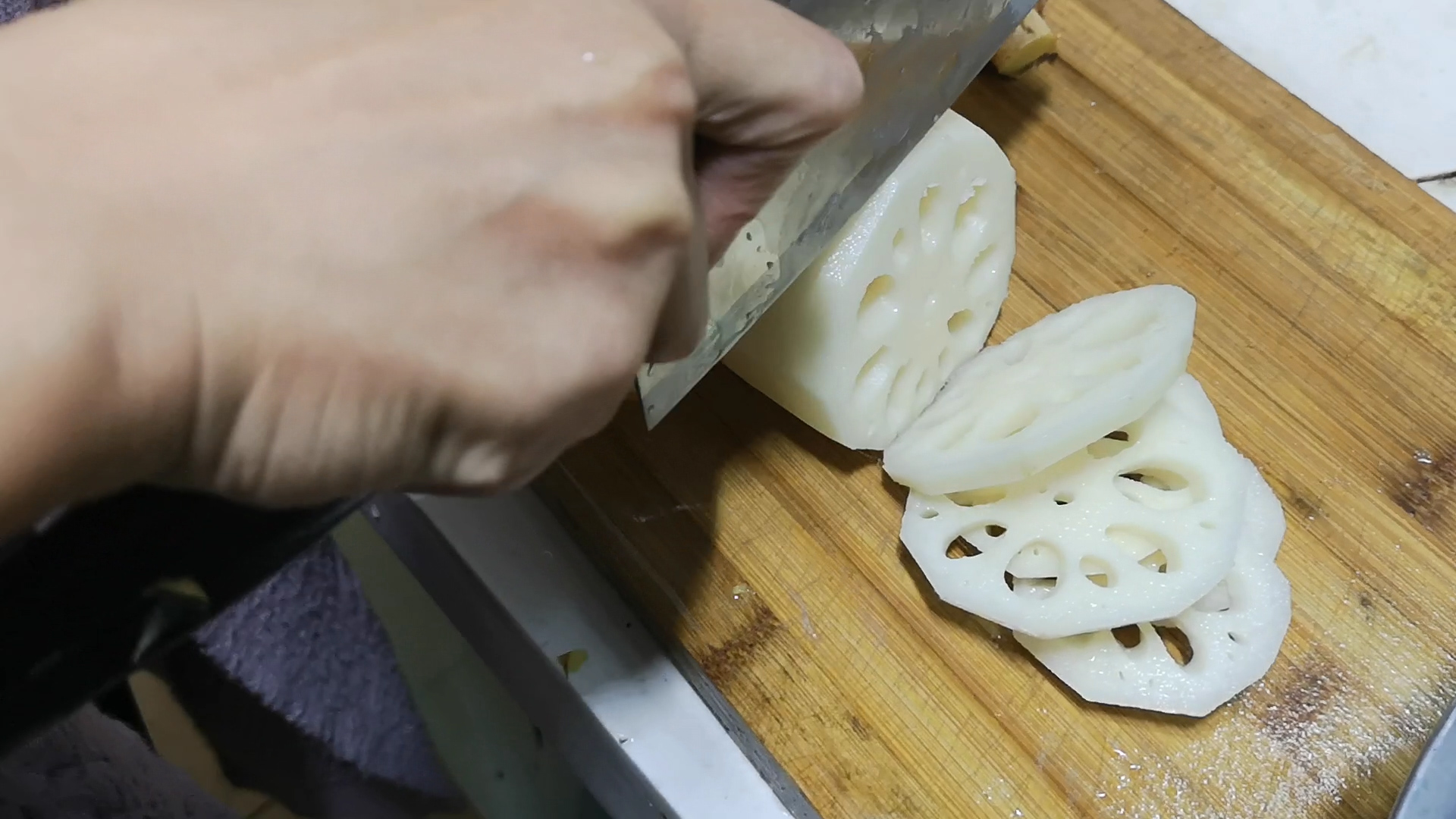 做一道我家老公最喜欢吃的凉拌藕片,成本都不用5块钱