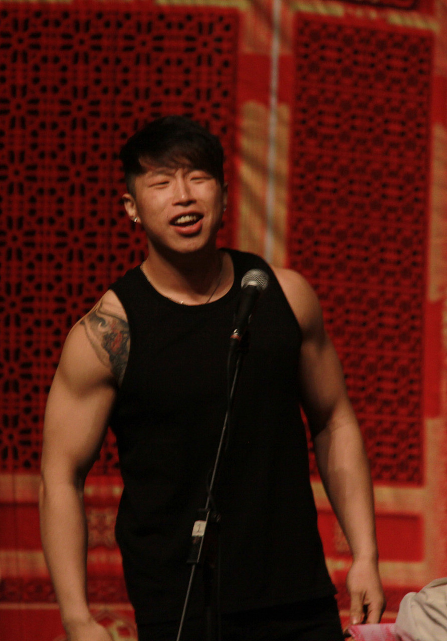 相声演员烧饼,本名朱健峰,近来在社交媒体上引发热议.