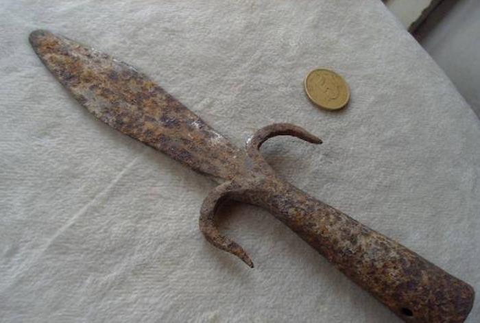 此角为锐角.枪头中有脊. 环子枪:骑战用枪.环子枪式样与双钩枪相似.