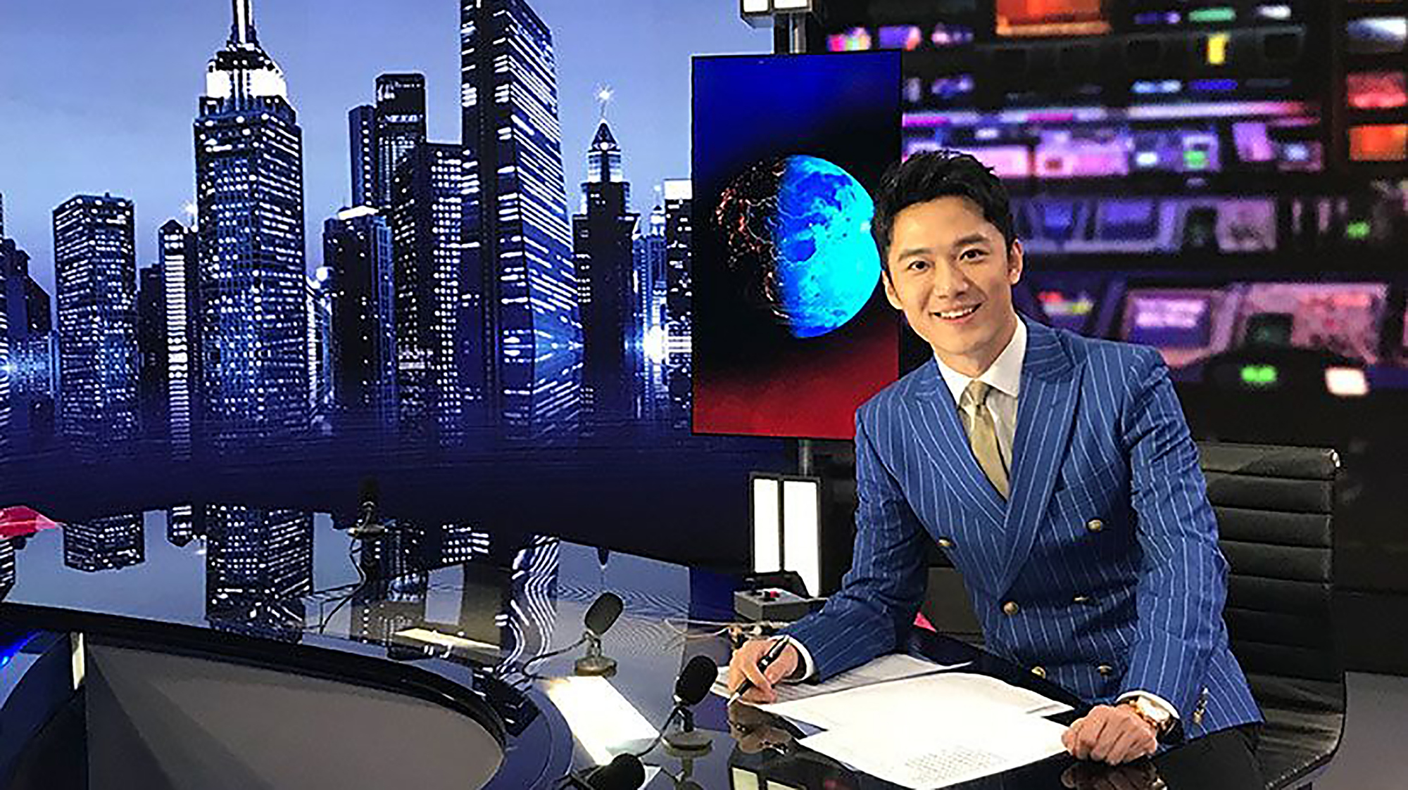 宅在家里看新闻,被央视4套《中国新闻》主播帅到了