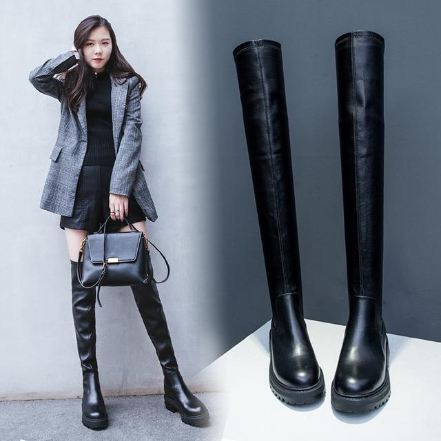 过膝长靴绝对是冬季最时髦的单品之一,保暖有型,又能轻松凹造型