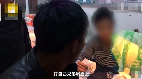 小孩玩鞭炮扔别人,不料炸伤自己手指,家长看此情此景默不作声