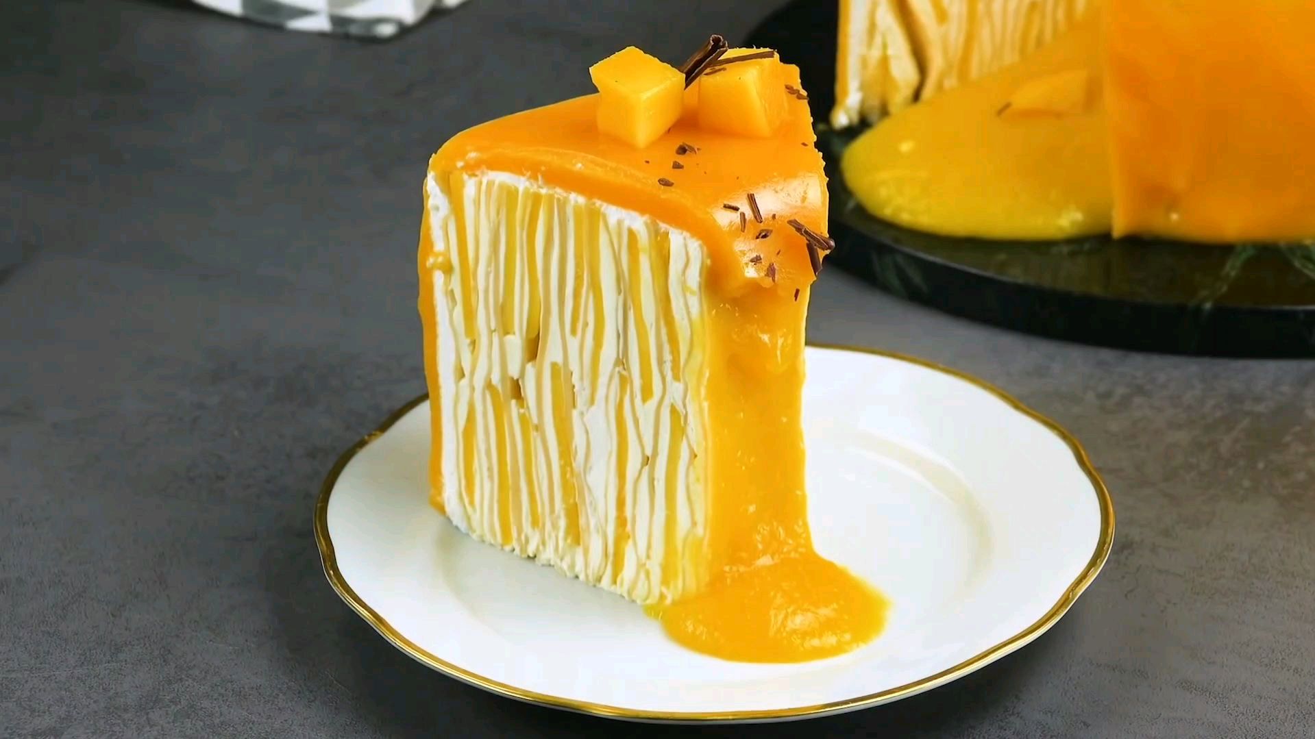 「创意美食」法式可丽饼和芒果组合的奶油乳酪蛋糕