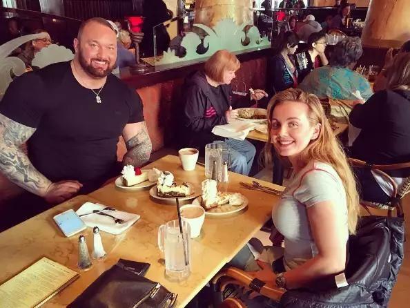 2米06大力士胳膊比妻子腰还粗,嫁给他什么感受?妻子:很充实