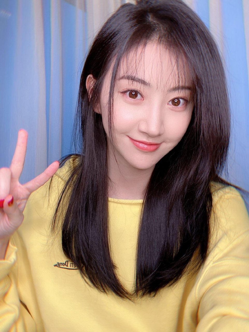 皮肤白皙有光泽,对镜比心比耶卖萌十分可爱