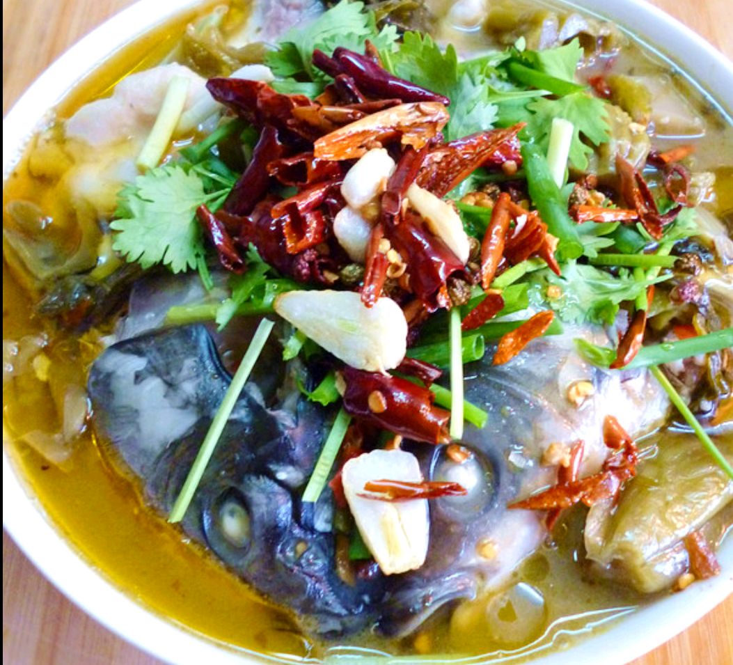 家常版四川酸菜鱼,鱼片鲜嫩可口,鱼汤也是很好喝的美味哦