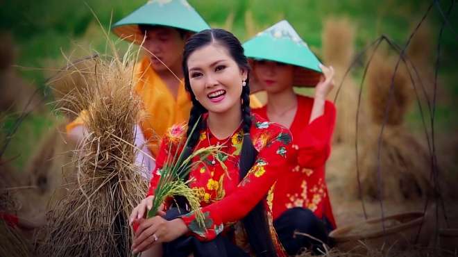 [图]超好听的越南抒情歌曲《Trăng Về Thôn Dã Ngân Thoa》