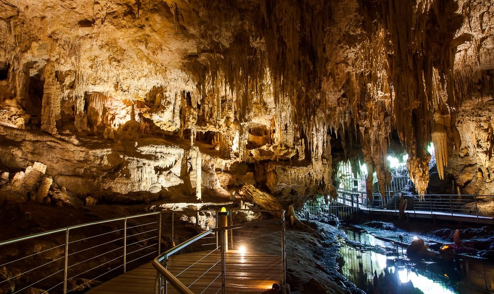 肯塔基猛犸洞  肯塔基猛犸洞是一个400多英里长的地下洞穴,大自然的鬼