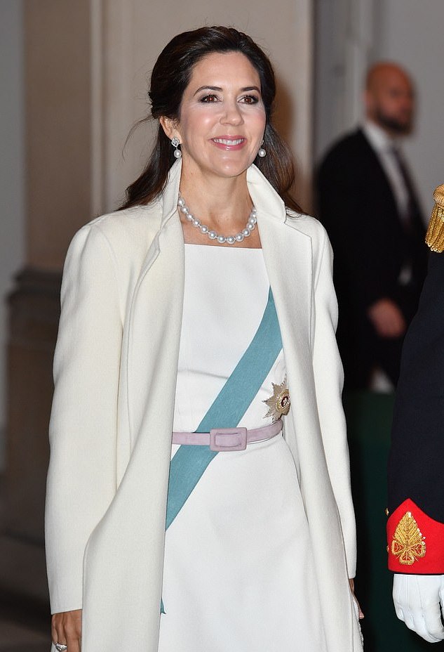 丹麦王妃一条天鹅绒裙穿12年上热搜!第四次穿这条奢华白裙更吸睛