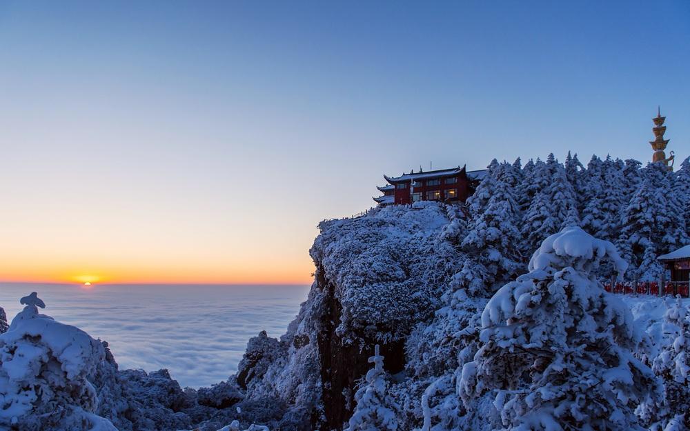 冬季雪后的峨眉山,像一个冰清玉洁的少女一般,惊艳了世界!