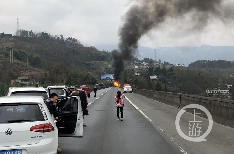 武隆附近高速公路车辆失火道路管制