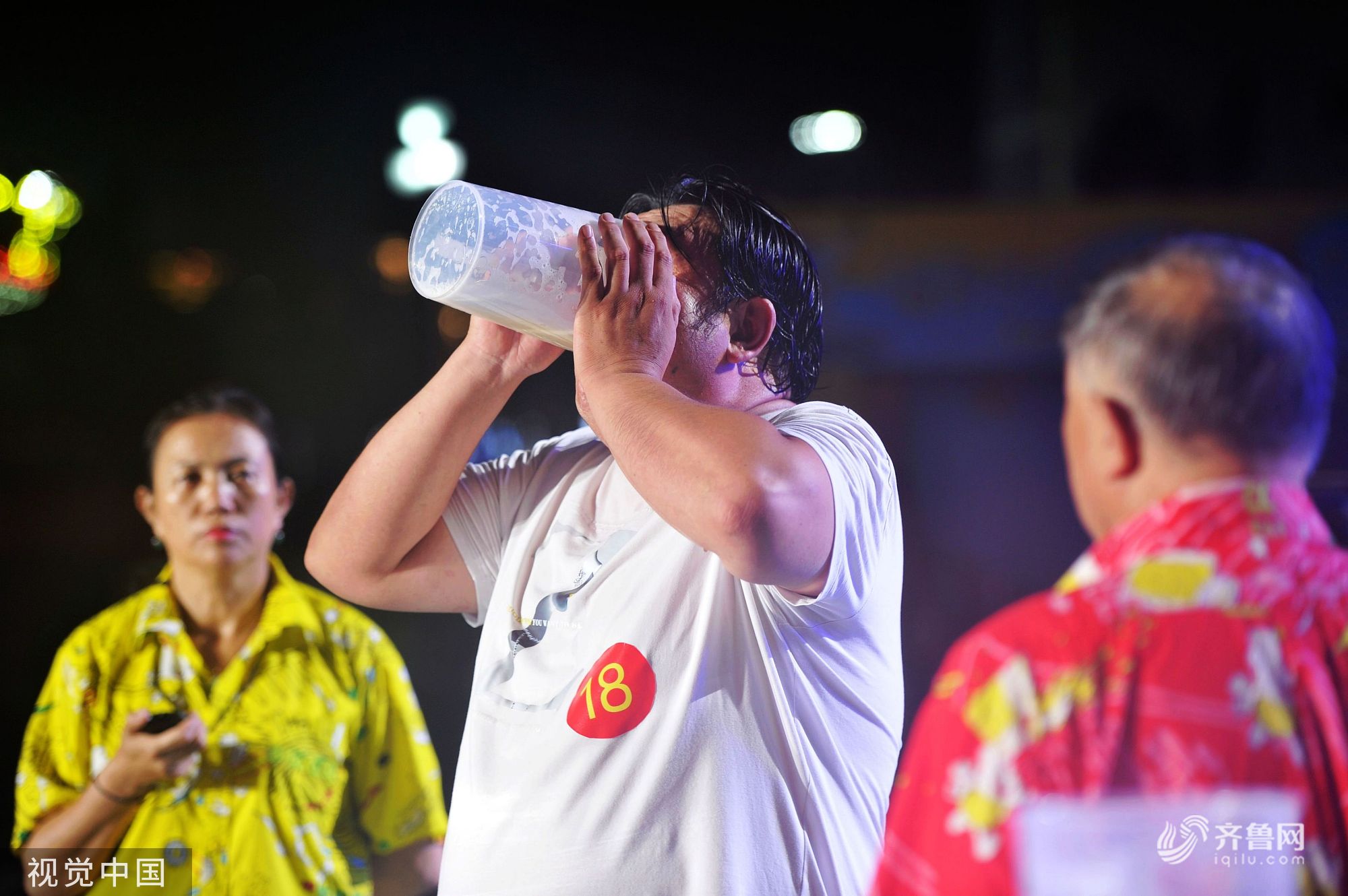 青岛国际啤酒节举办饮酒大赛 参赛选手吹瓶最快不到4秒