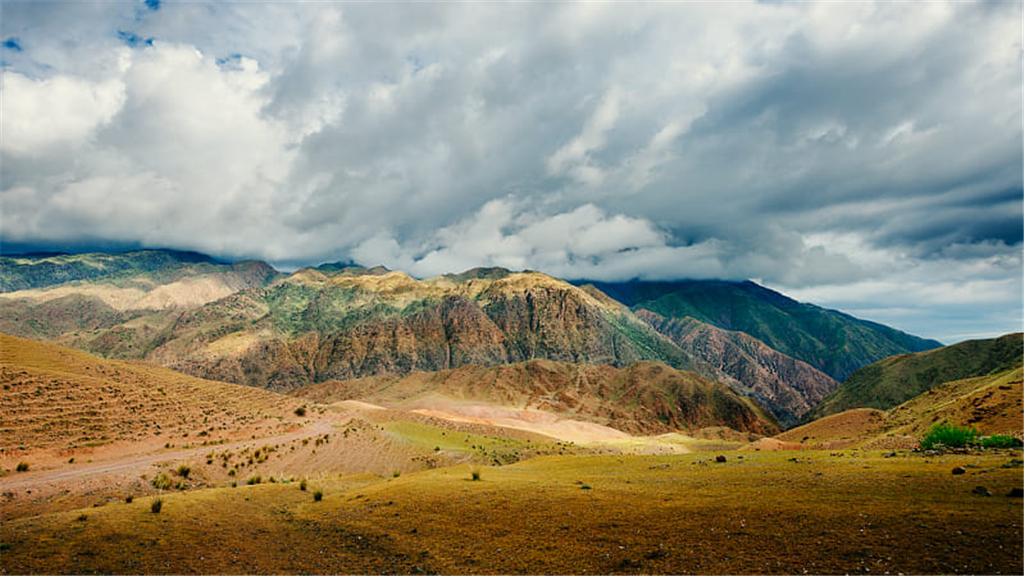哈萨克斯坦,这里有最绮丽的自然风景,最独特的人文地貌
