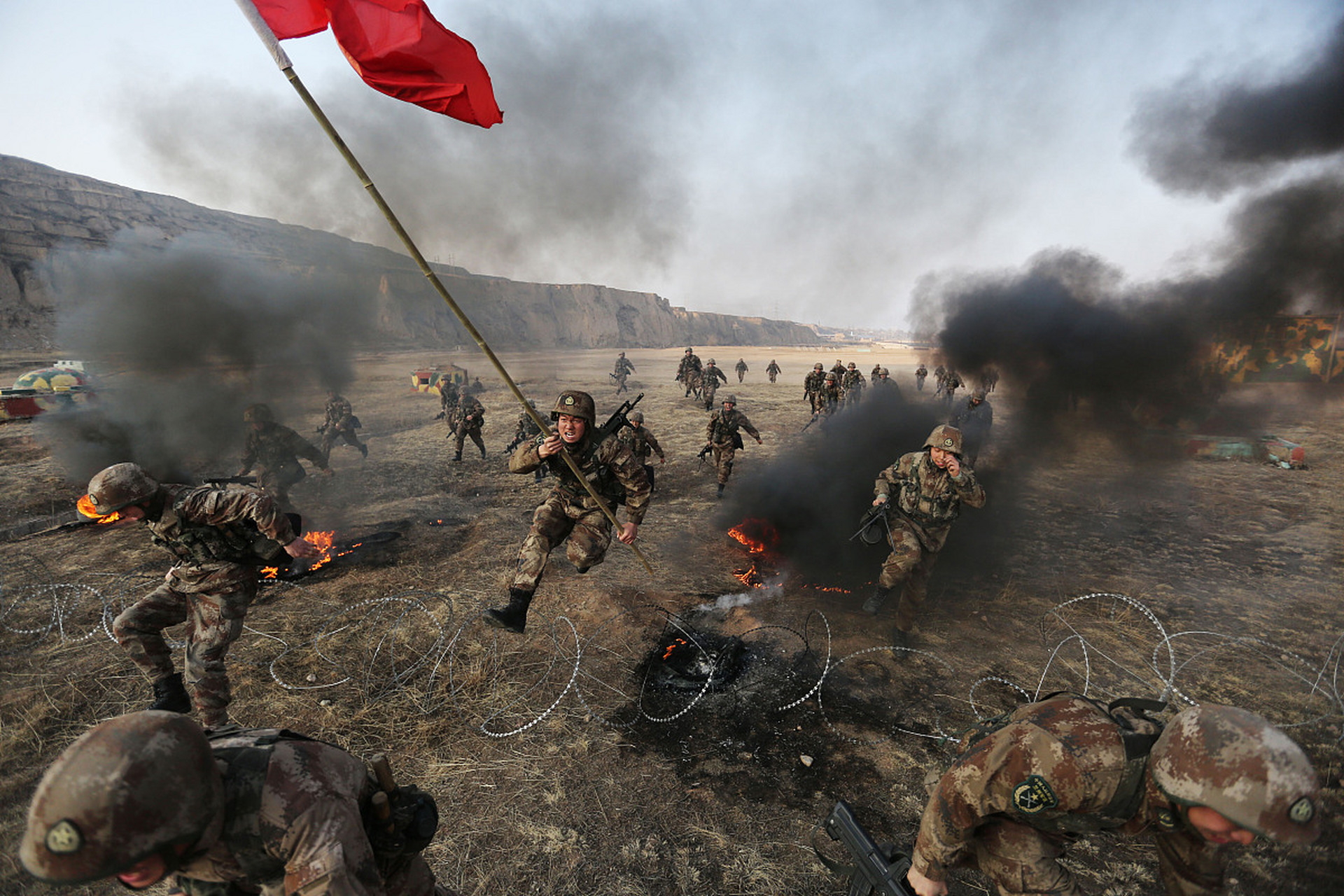 《志愿军雄兵出击》以1950年10月19日中国人民志愿军赴朝鲜半岛参战为