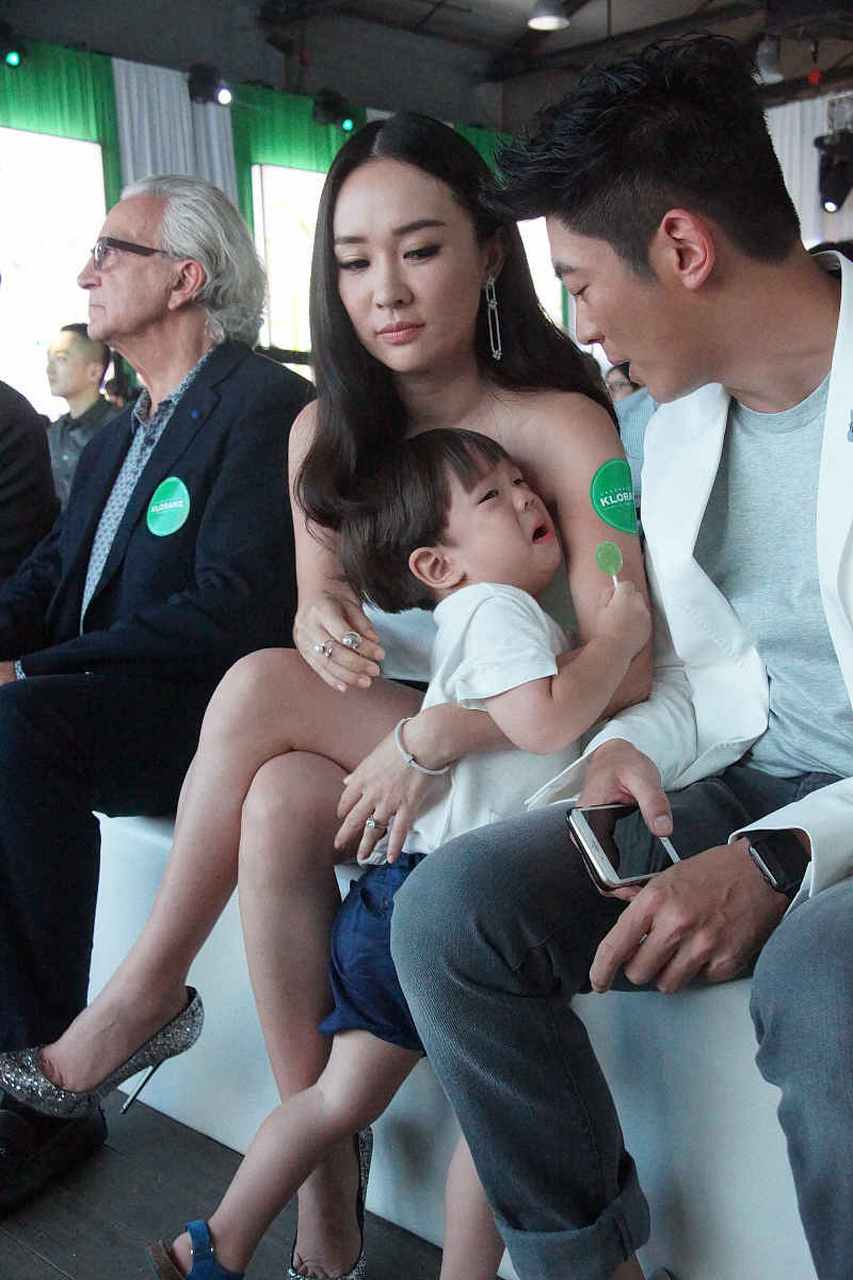 霍思燕杜江晒恩爱# #杜江晒儿子嗯哼近照#   杜江霍思燕夫妇恩爱甜蜜