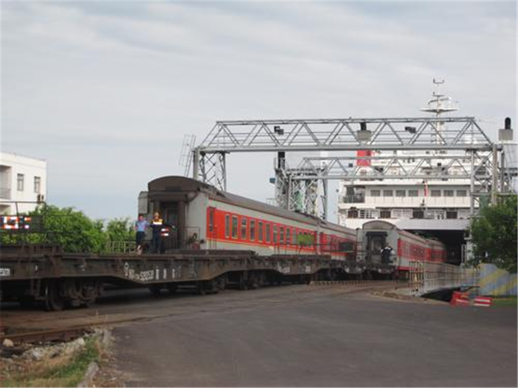 中国唯一的一条火车路线!竟然需要渡轮运送过海,真是难得一见!