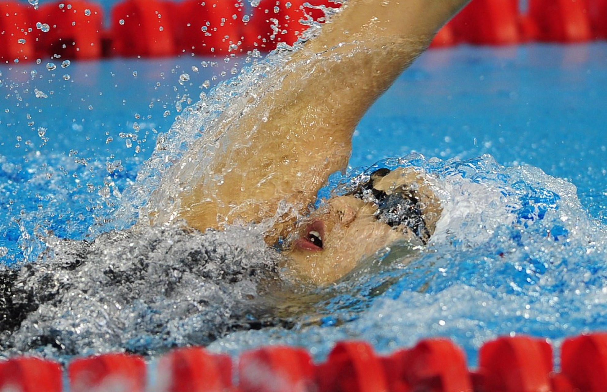游泳竞赛规则规定,自由泳,蛙泳,蝶泳的比赛必须从出发台起跳,仰泳