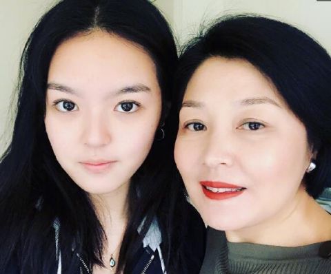 李咏女儿法图麦中秋晒性感三连拍 哈文称要去上大学了