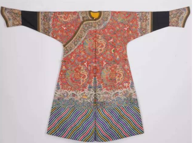 清朝后妃珍藏衣服曝光:皇后日常凤袍,纹样为凤穿牡丹,其中绣有八只彩