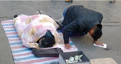 几人路边磕头乞讨,你可知道他们在餐厅 吃的真是让人扎心