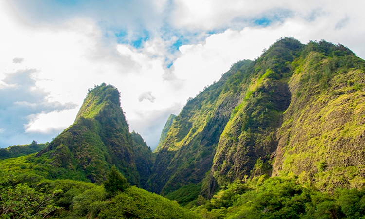 這座山峰山石陡峭而冷峻,風景很特別,這種美叫人流連忘返.