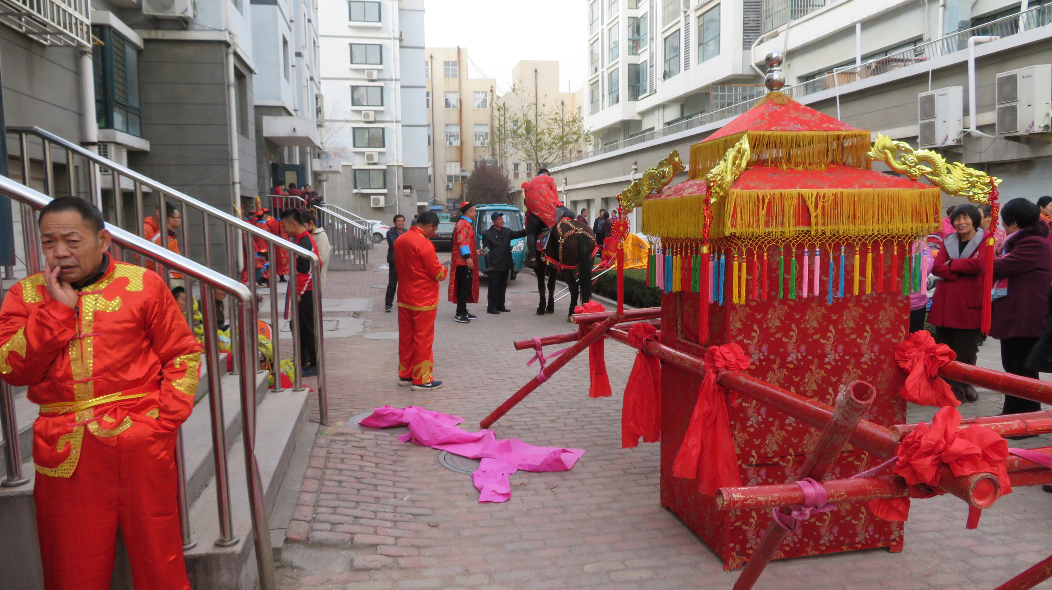 一场复古婚礼轰动了整个小区!新郎骑马新娘坐轿,几百人围观