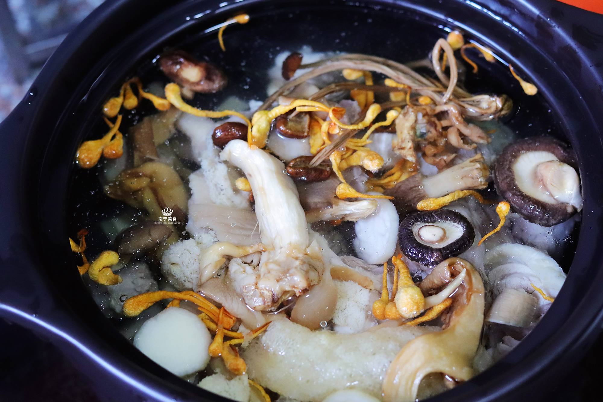 煲鸡汤时,加入这10种山菌一起煲,汤水鲜甜又滋补,快做给家人喝