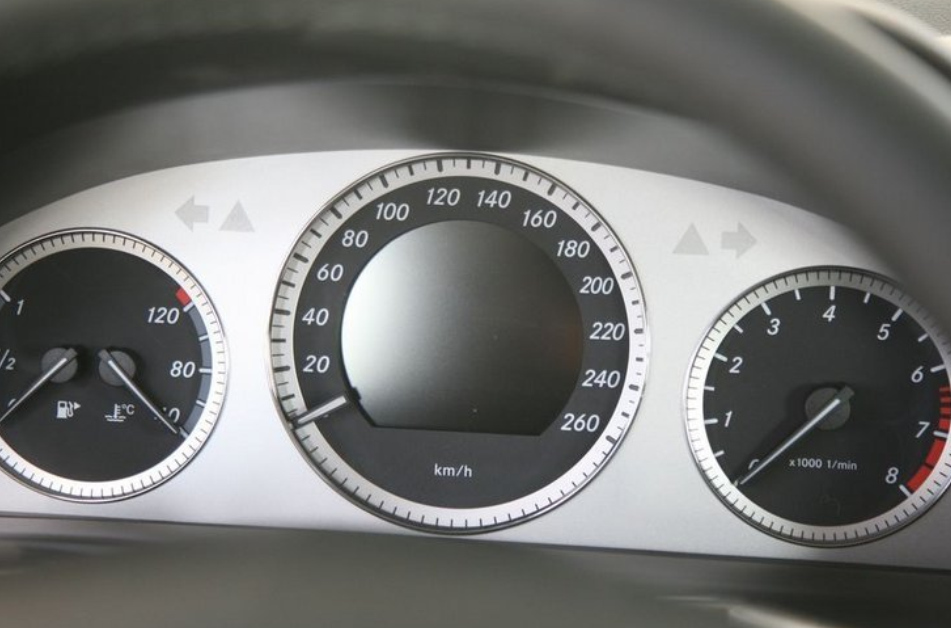 这是这款车的仪表盘,造型的设计感十足,很不错,这个仪表盘,不浮夸也不