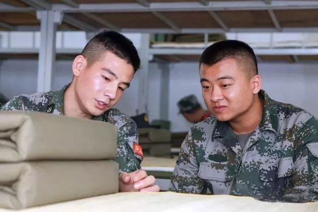 单杠吊死猪,绝望三公里……可战友们仍难忘新兵连的日子