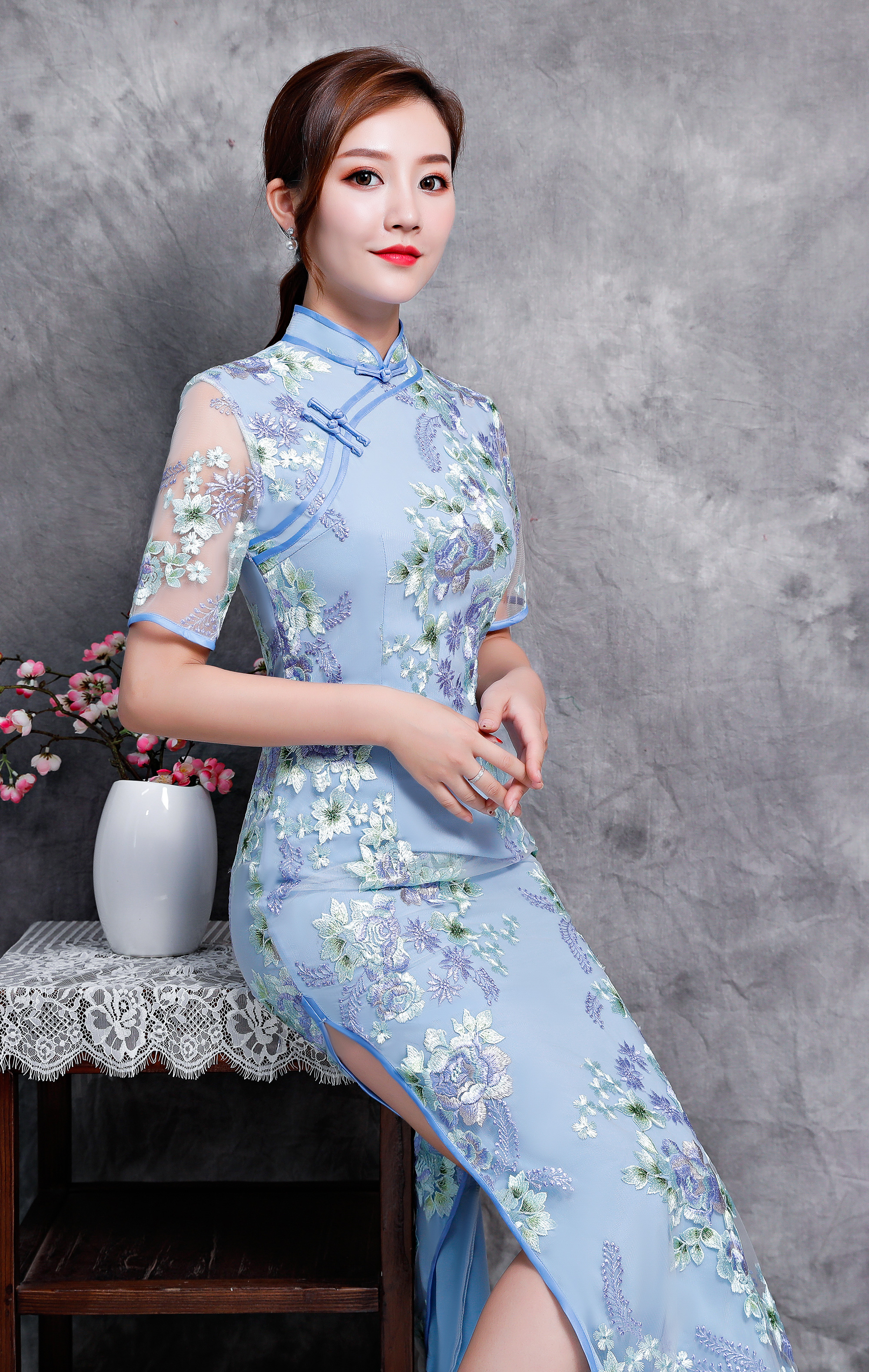 优雅的长款蕾丝旗袍裙,穿出自信与从容,穿出娇柔与妩媚