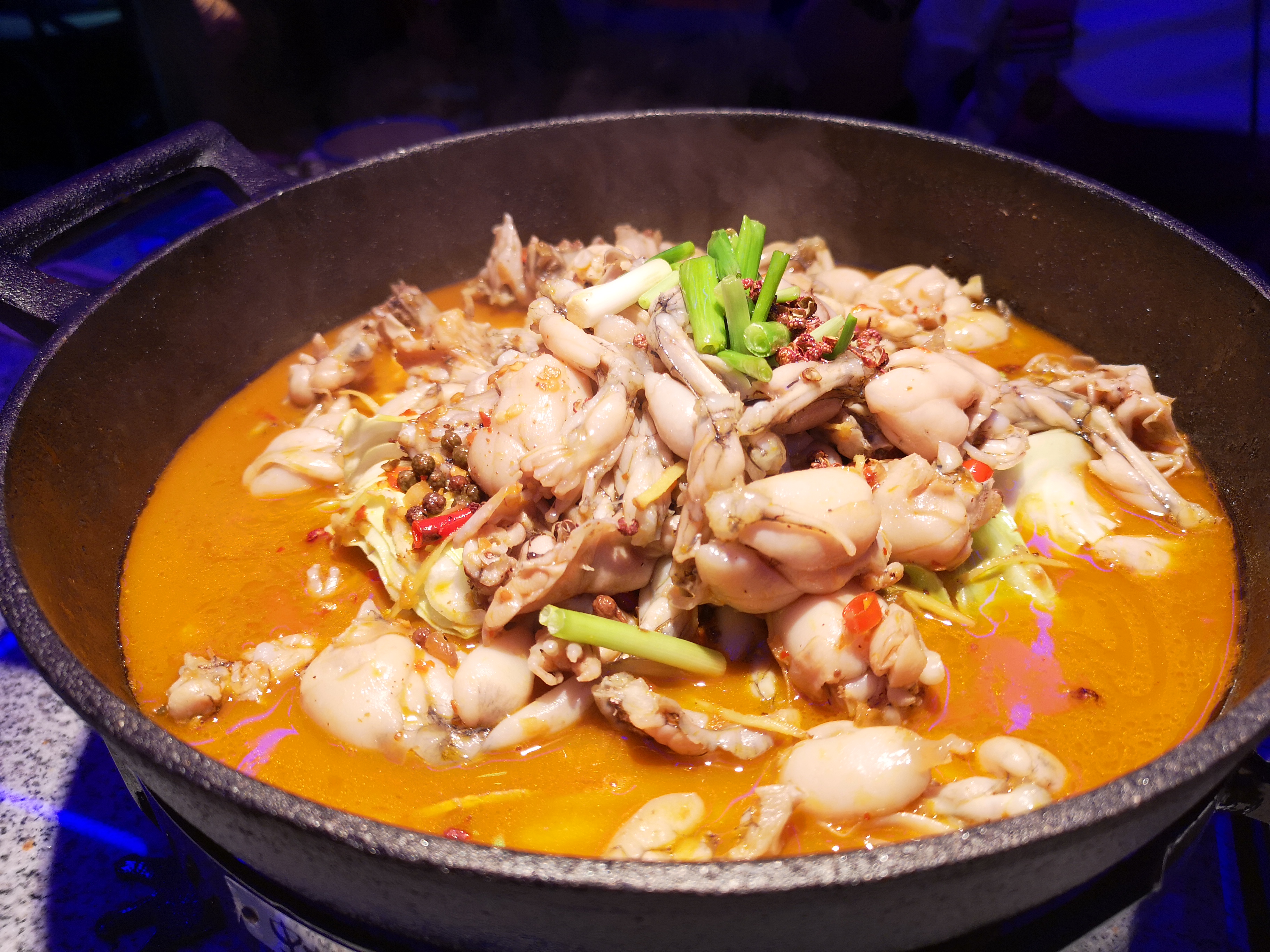 牛蛙别只吃过油的,青岛新开的这家特色泡锅蛙,蛙更嫩超好吃!