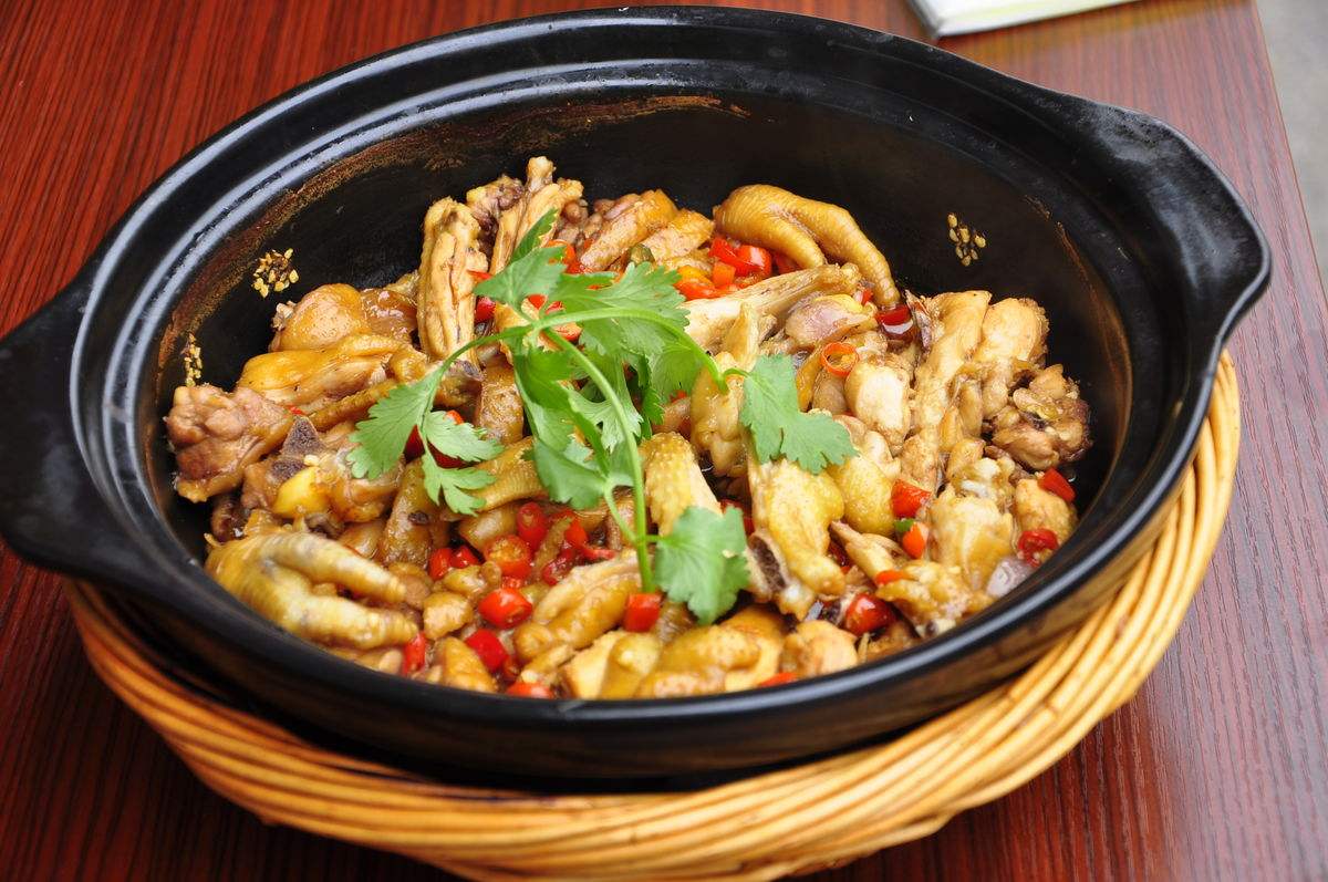 佛跳墙土鸡味道好吃,还特别的美味,搭配上你爱的蔬菜