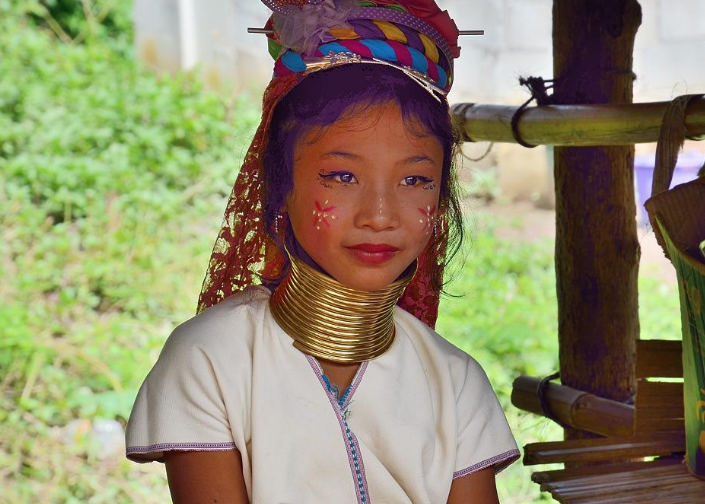 泰国一个神奇的部落,女性脖子可以"长到"40厘米,让人不可思议