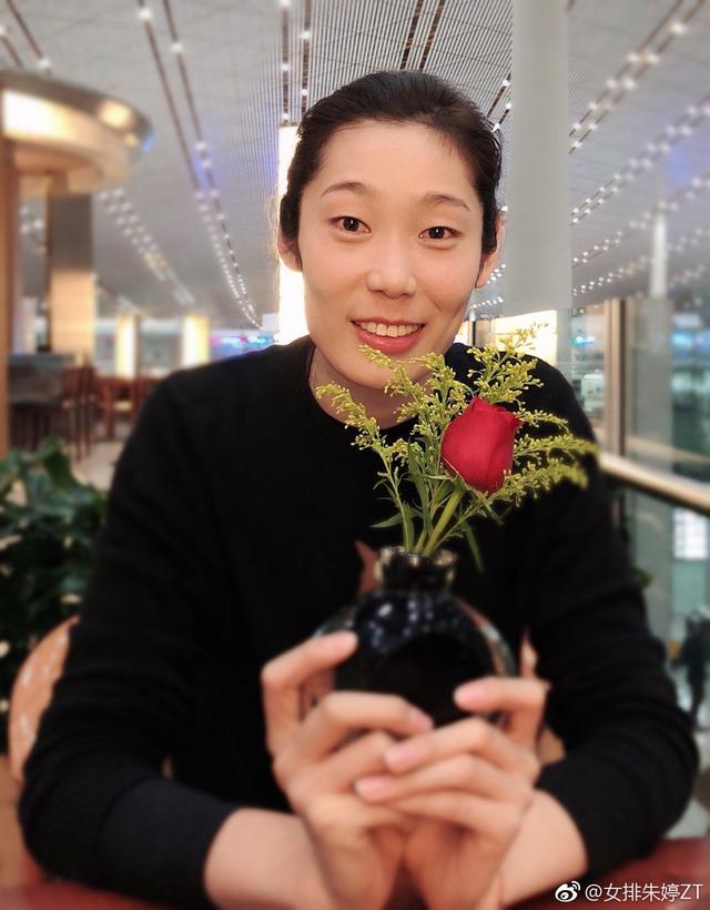 略施粉黛,手捧玫瑰,朱婷美美哒