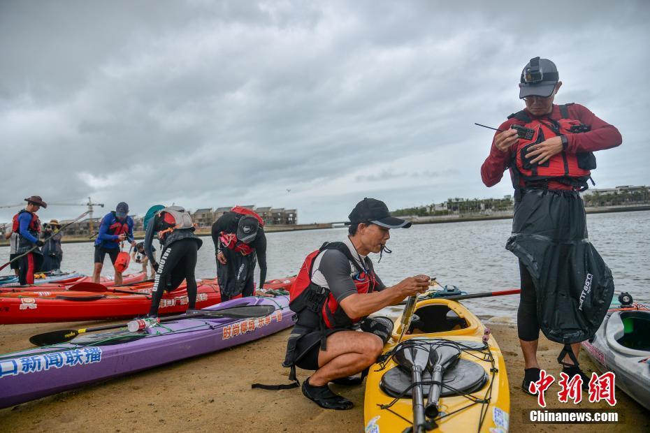 中国21名选手挑战皮划艇横渡琼州海峡