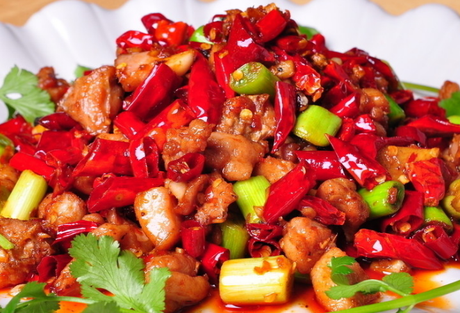 辣子兔,热油锅放入兔子肉炒,炒至没有水份!